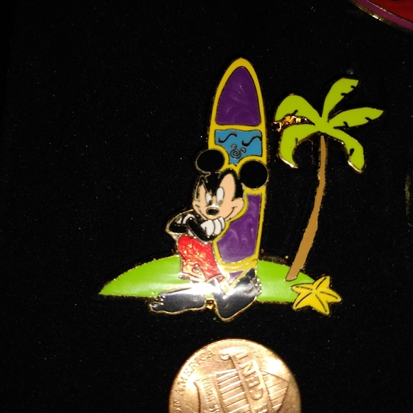 DISNEY SET OF 4 PINS - Picture 5 of 7